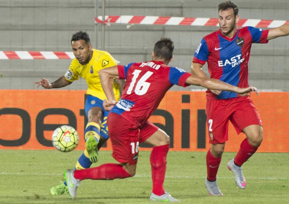 Jonathan Viera beim Torabschluss. Unser Tipp: Levante gewinnt gegen Las Palmas.