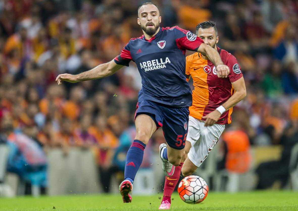 Abdul Rahman Khalili im Dribbling. Unser Tipp: Mersin IY gewinnt nicht gegen Sivasspor.