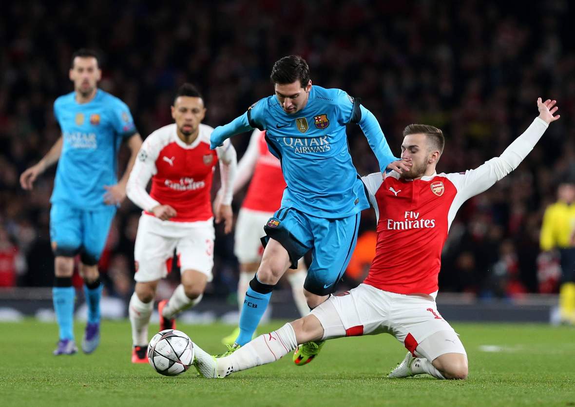 Aaron Ramsey grätscht Lionel Messi ab. Unser Tipp: Barca gewinnt nach 90 Minuten gegen Arsenal.