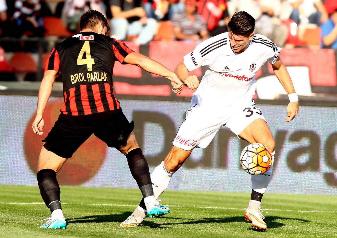 Mario Gomez im Dribbling gegen Birol Parlak. Unser Tipp: Besiktas gewinnt gegen Eskisehirspor.