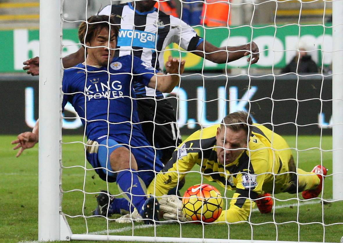 Shinji Okazaki drückt den Ball über die Linie. Unser Tipp: Leicester gewinnt gegen Newcastle.
