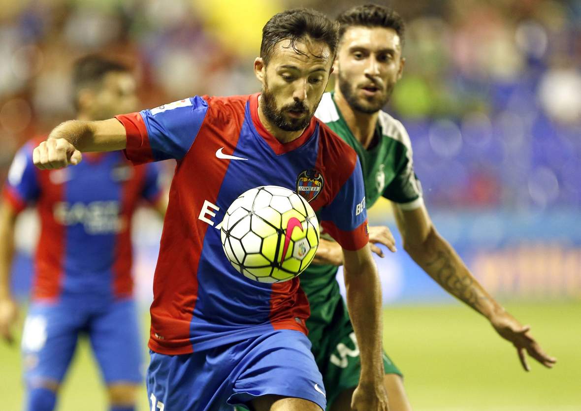 José Luis Morales schirmt den Ball ab. Unser Tipp: Levante gewinnt nicht gegen Gijon.
