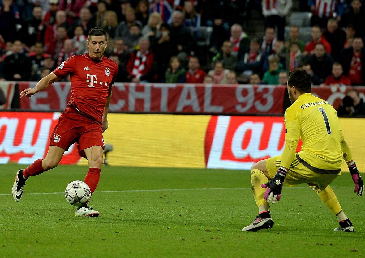 Robert Lewandowski verzieht gegen Ederson. Unser Tipp: Bayern gewinnt nach 90 Minuten gegen Benfica.