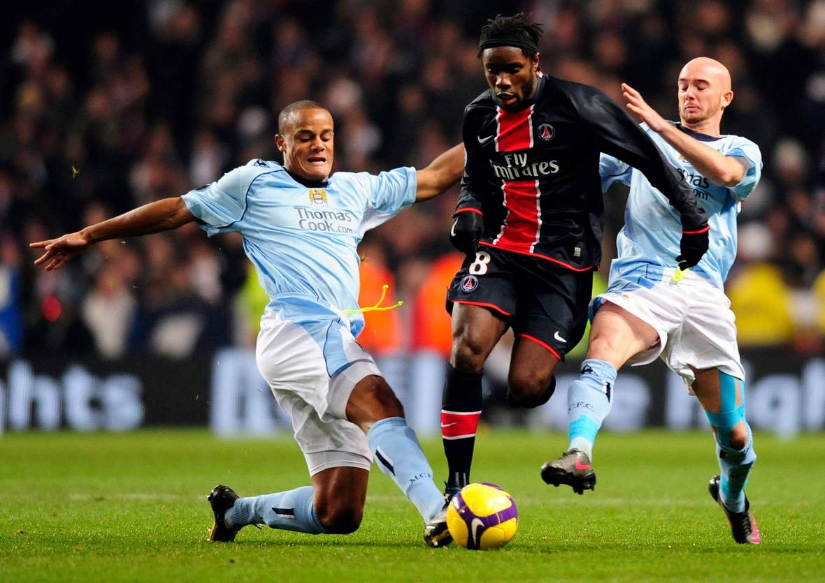 Vincent Kompany grätscht gegen Peguy Luyindula. Unser Tipp: Paris gewinnt gegen ManCity.