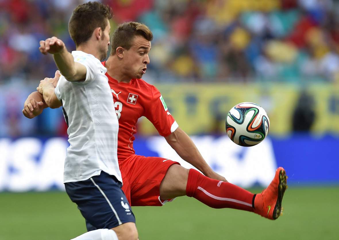 Shaqiri Schweiz Cabaye Frankreich EM Gruppe A Xherdan Shaqiri behauptet den Ball gegen Yohan Cabaye.