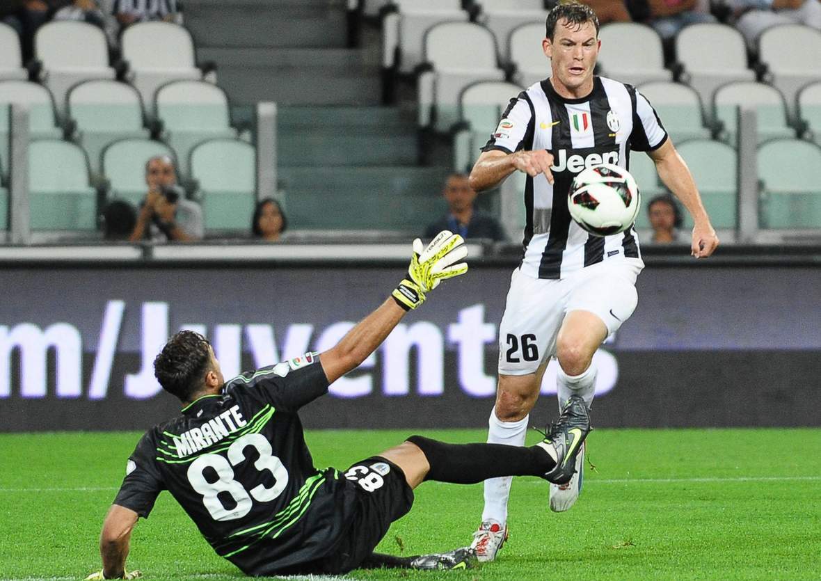 Lichtsteiner (r.) überwindet Mirante (l.) beim Heimspiel von Juventus gegen Parma.