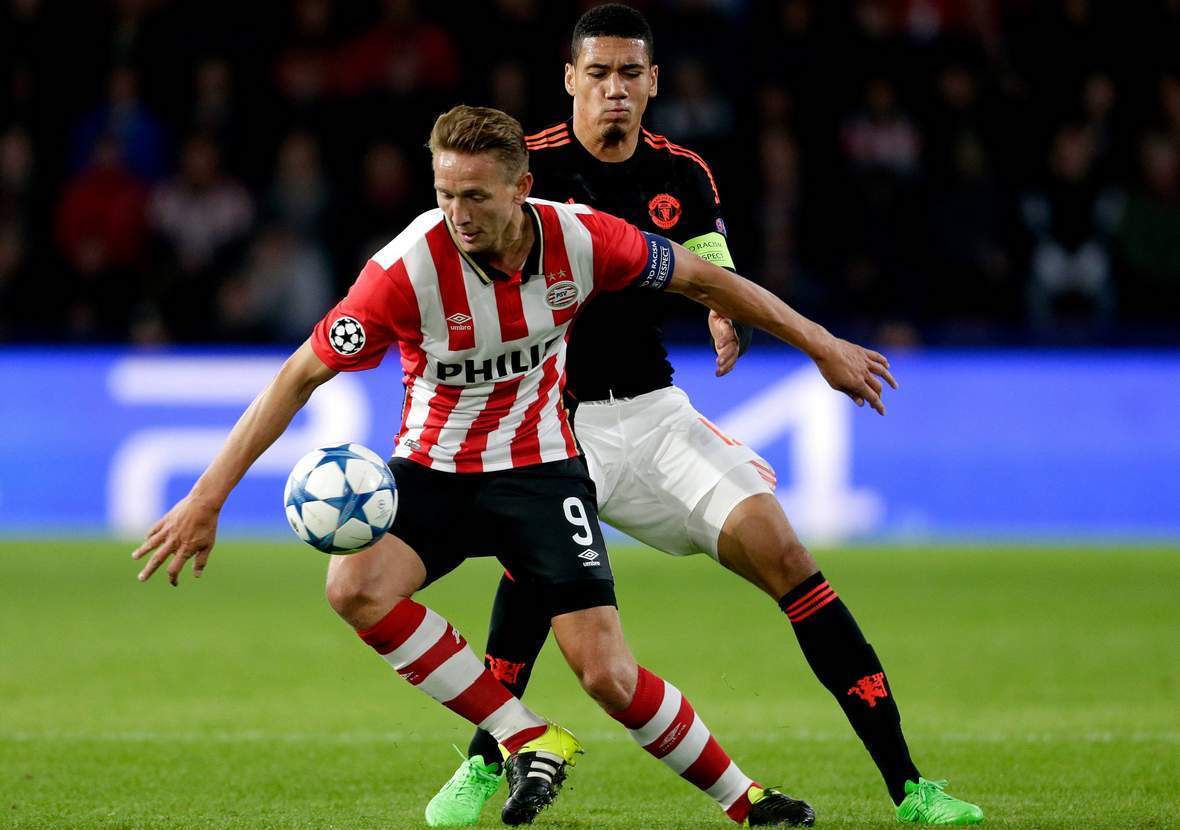 Luuk de Jong PSV Eindhoven Eredivisie Luuk de Jong im Zweikampf. Jetzt auf den holländischen Meister 2017 wetten!