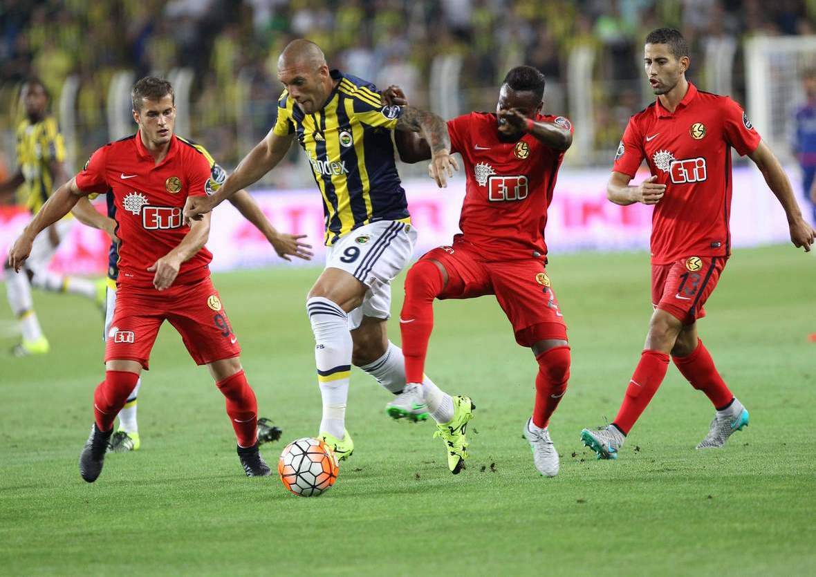 Fernandao im Duell mit Goran Causic. Unser Tipp: Fenerbahce gewinnt gegen Eskisehirspor. ©Imago