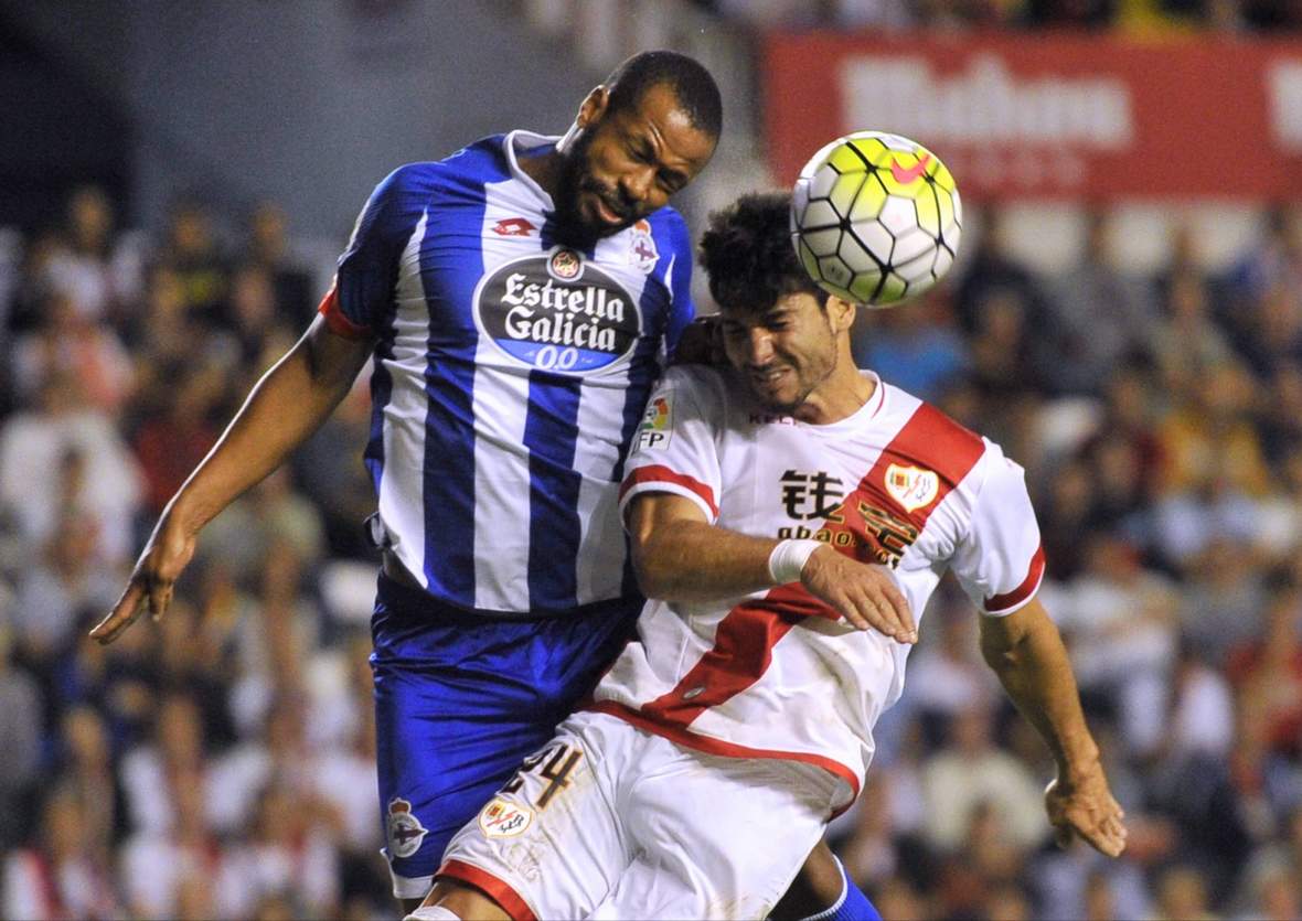 Javi Guerra und Sidnei kämpfen um den Ball. Unser Tipp: La Coruna gewinnt gegen Rayo Vallecano.