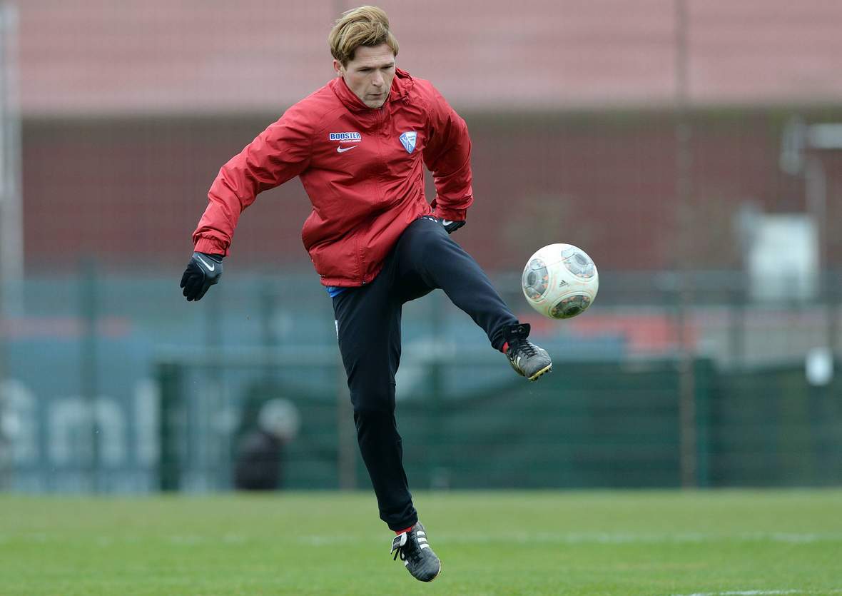 Dariusz Wosz im Training mit dem Ball.