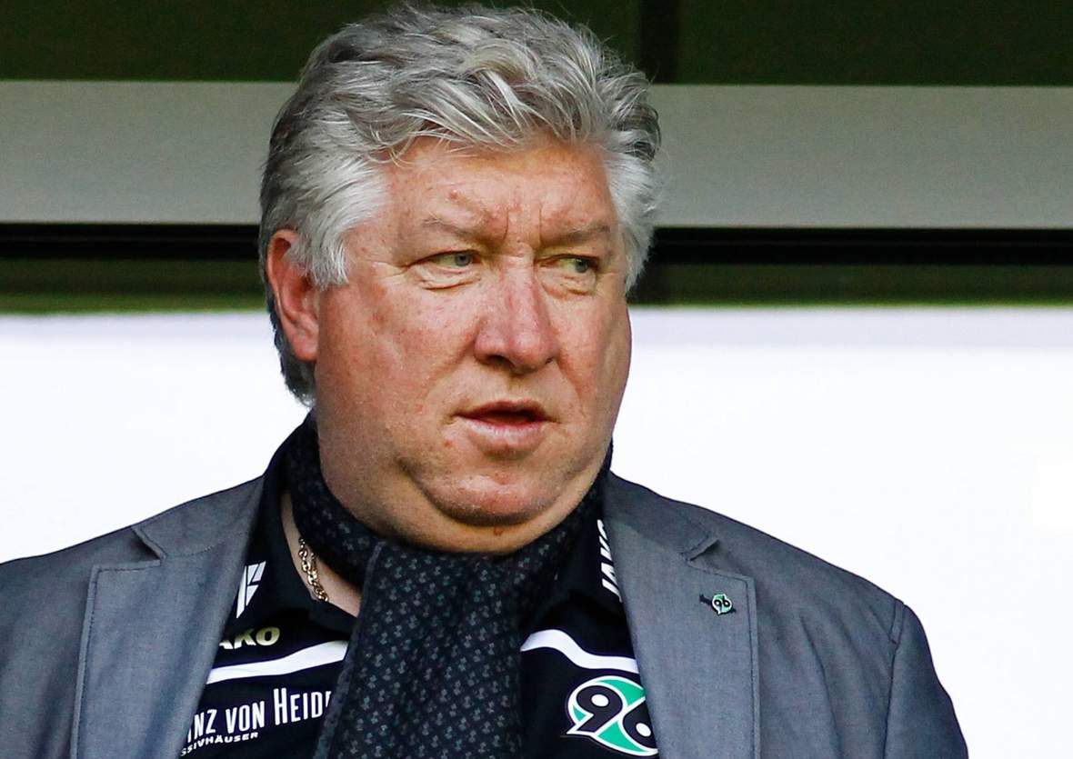 Dieter Schatzschneider auf der Tribüne in der AWD-Arena.