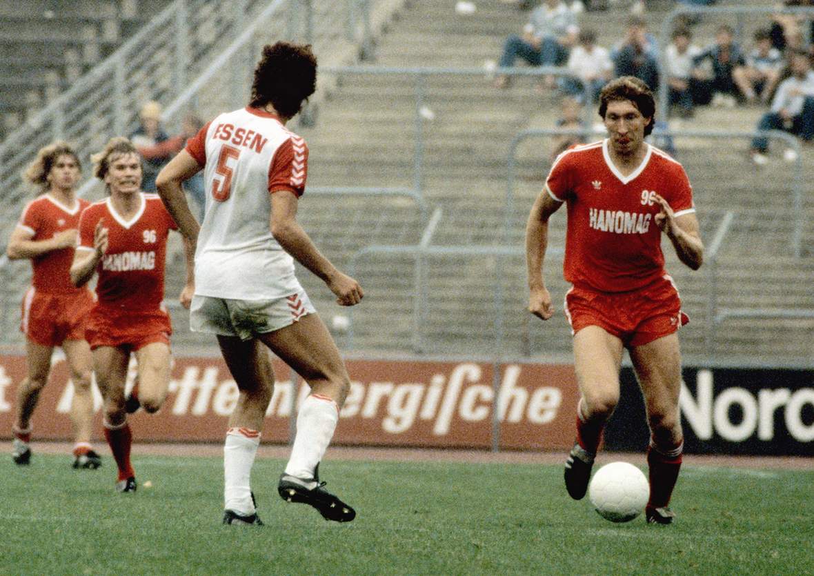 Dieter Schatzschneider im Dribbling für Hannover 96 gegen Rot-Weiß Essen.