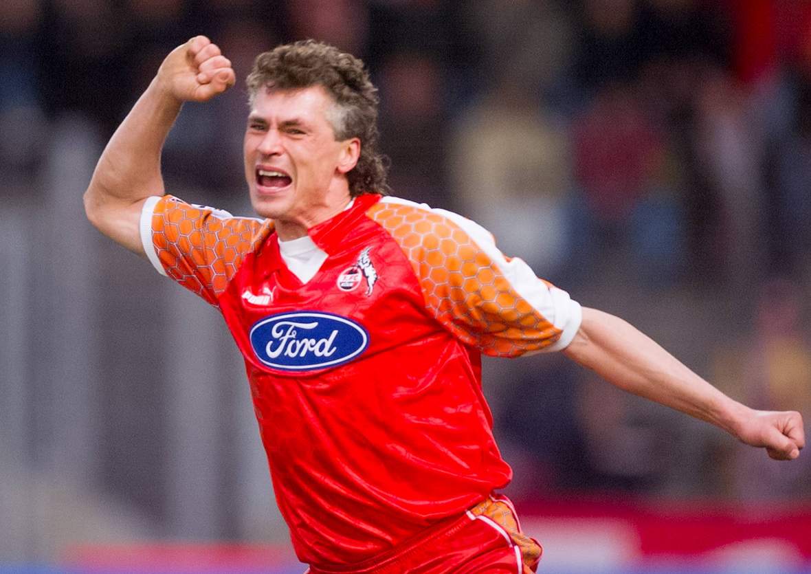 Toni Polster nach einem Torerfolg für Köln.