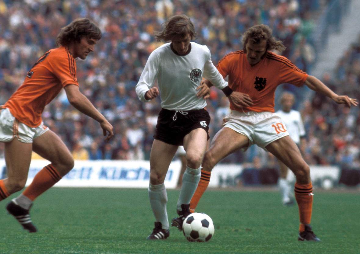 Grabowski Deutschland Holland WM-Finale 1974 Jürgen Grabowski im Duell mit Rene van de Kerkhof und Ruud Krol.