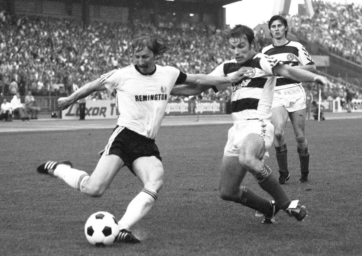 Grabowski Frankfurt Dietz Duisburg Bundesliga Bernard Dietz grätscht gegen Jürgen Grabowski.