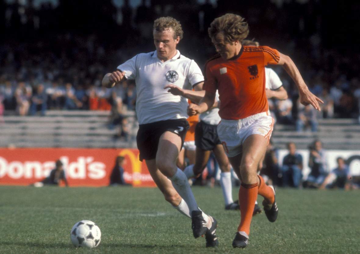 Briegel Deutschland Haan Holland Zweikampf Hans-Peter Briegel im Zweikampf mit Arie Haan (Holland).