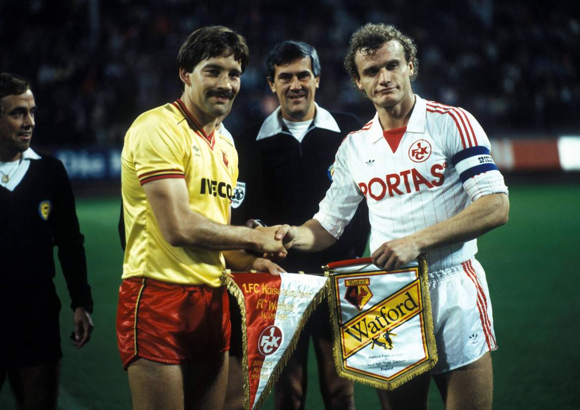 Briegel Kaiserslautern Sims Watford Handshake Anstoß Hans-Peter Briegel beim Handshake mit Steve Sims von Watford.