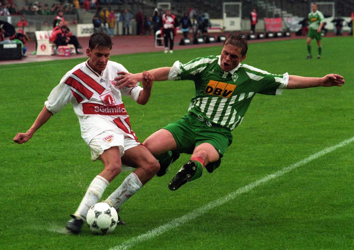 Uli Borowka Grätsche Bundesliga Werder Stuttgart Uli Borowka mit der eingesprungenen Fluggrätsche.