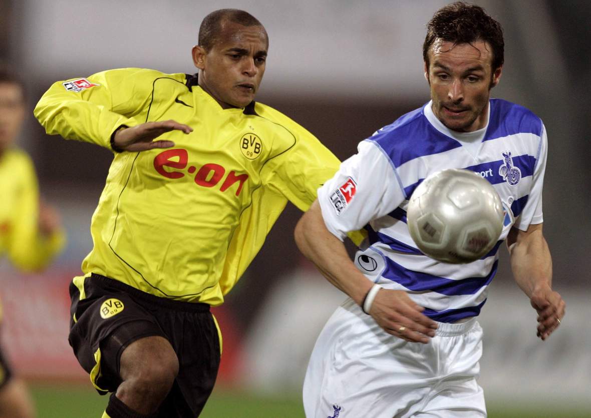 Ewerthon Hirsch BVB Duisburg Bundesliga Dietmar Hirsch im Zweikampf mit Ewerthon.