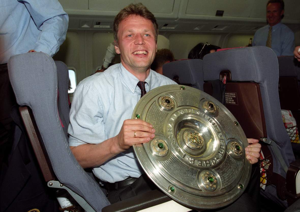 Witeczek Deutscher Meister FC Bayern Bundesliga Marcel Witeczek im Flugzeug mit der Meisterschale.