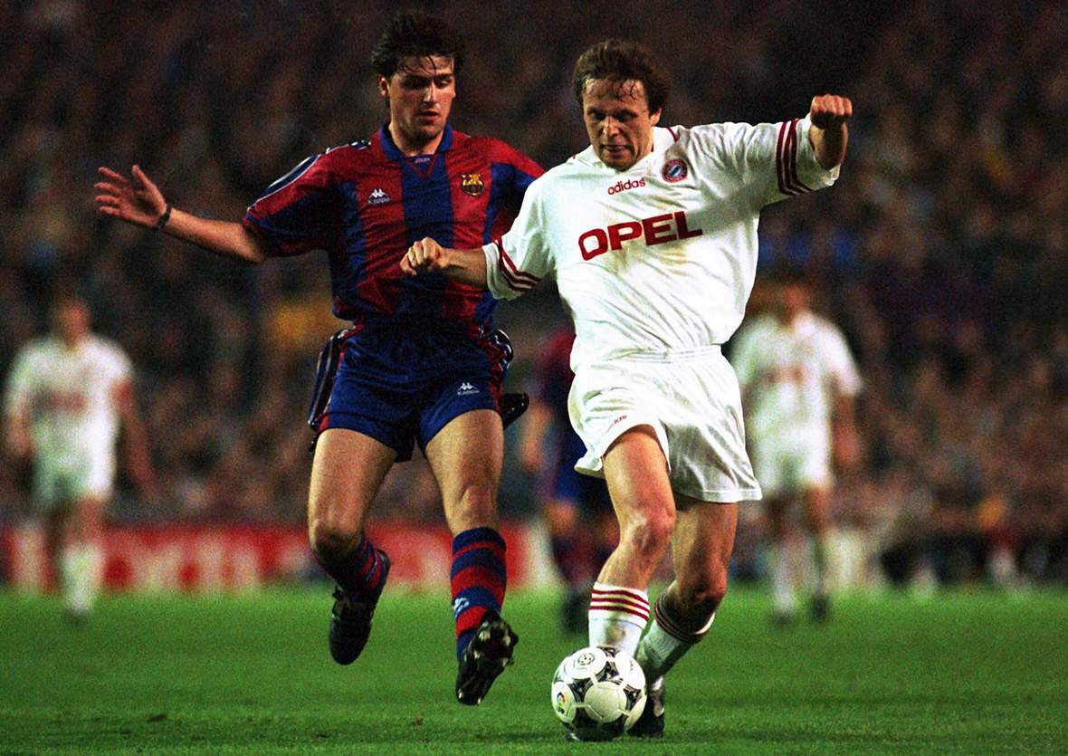 Witeczek FC Bayern UEFA-Cup 1996 Marcel Witeczek im Zweikampf mit Barcelonas Guillermo Amor.