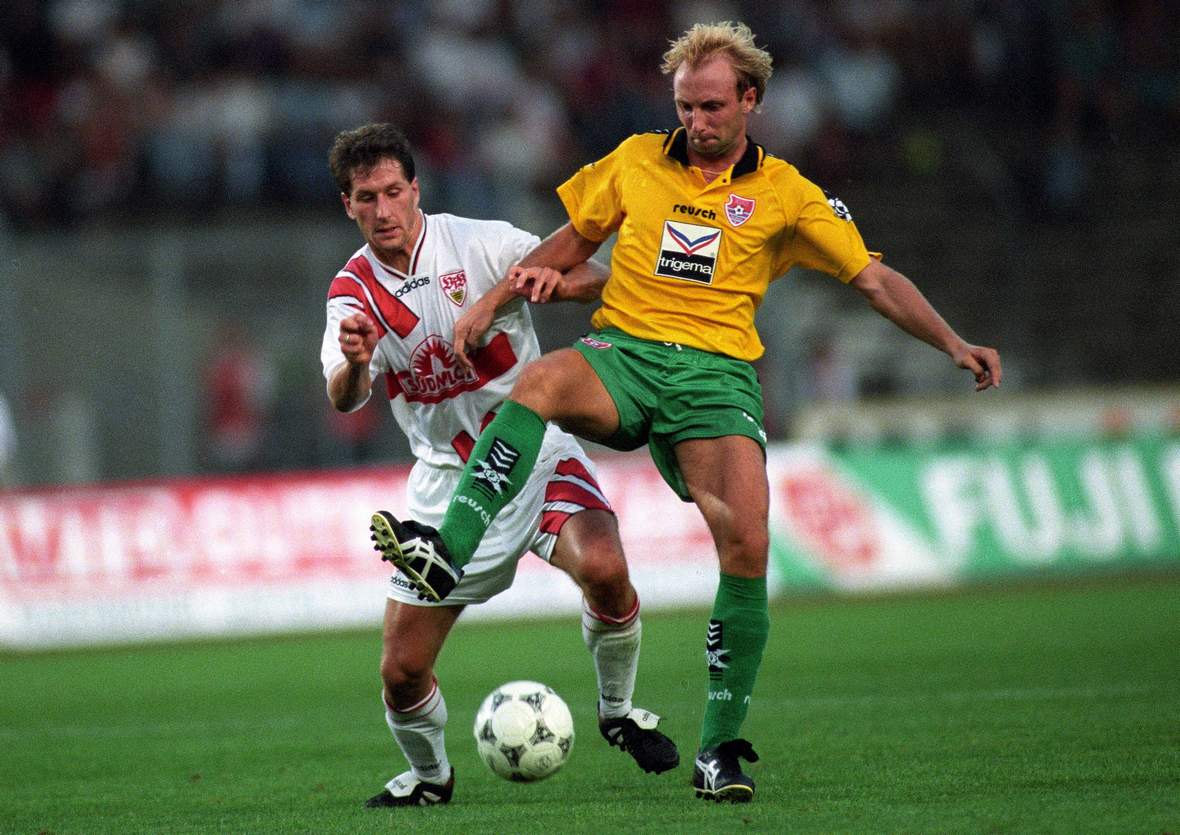 Foda Laessig Stuttgart Uerdingen Bundesliga Heiko Laessig wird von Franco Foda bedrängt.