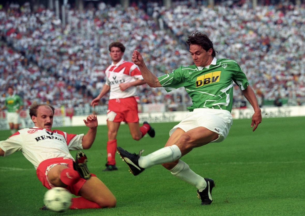 Rufer Werder Bremen DFB-Pokal 1994 Wynton Rufer zieht im Strafraum ab.