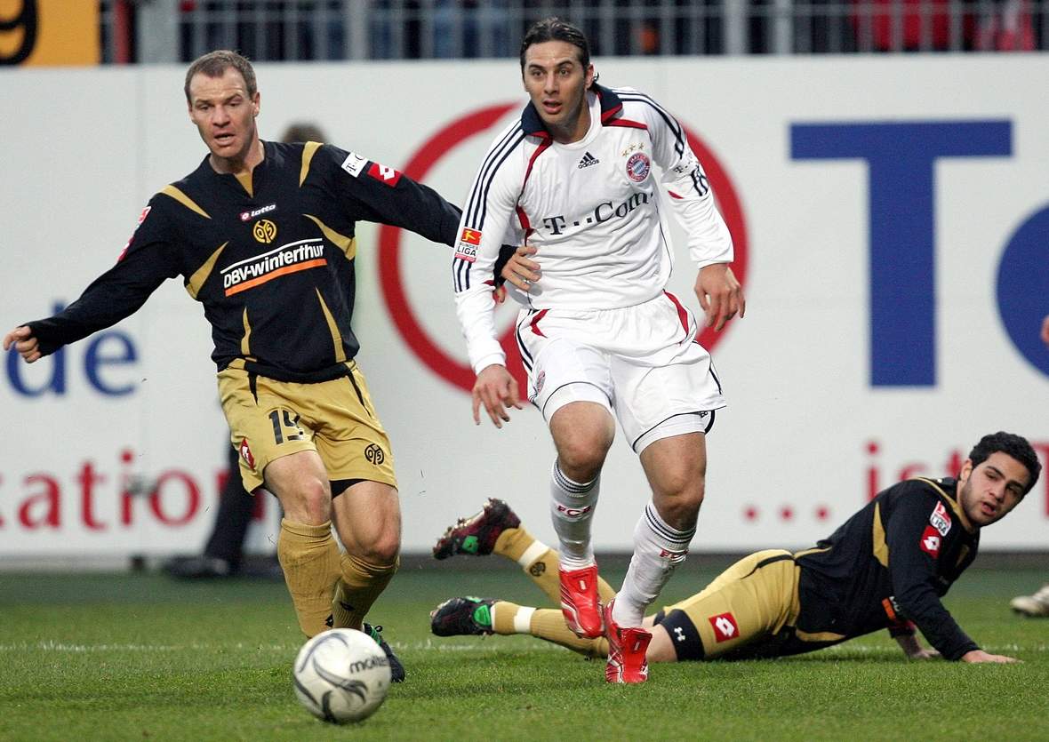 Babatz Pizarro Mainz Bayern Bundesliga Christof Babatz im Duell mit Claudio Pizarro.