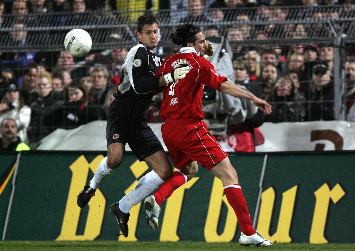 Hollerieth Pizarro St.Pauli Bayern DFB-Pokal Achim Hollerieth im Duell mit Claudio Pizarro.