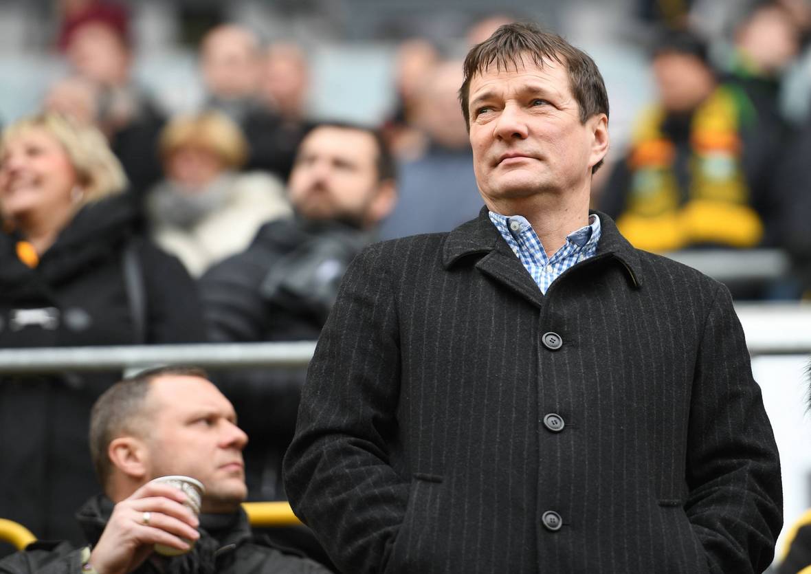 Gütschow Dynamo Dresden 2.Bundesliga Torsten Gütschow auf der Tribüne des Dresdner Stadions.