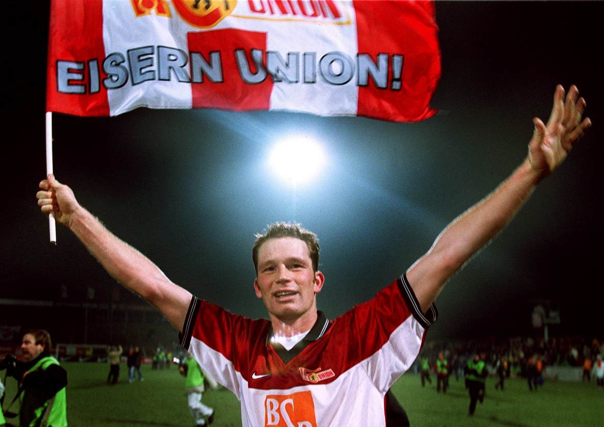 daniel ernemann, union berlin, 2. bundesliga Daniel Ernemann schwenkt die Union Berlin Fahne