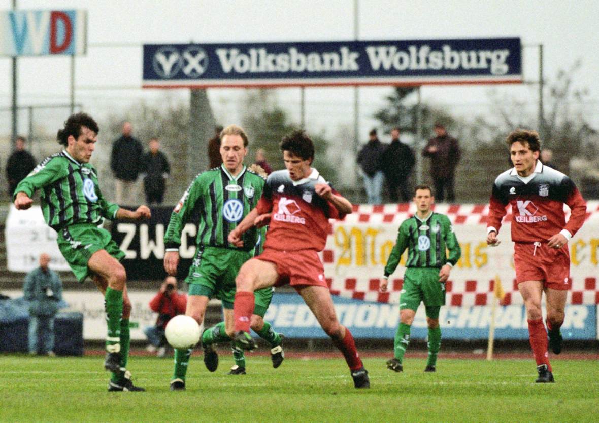 sven günther, fsv zwickau, saison 1996/97, 2. bundesliga Sven Günther (mitte) im Duell mit Holger Ballwanz (links).