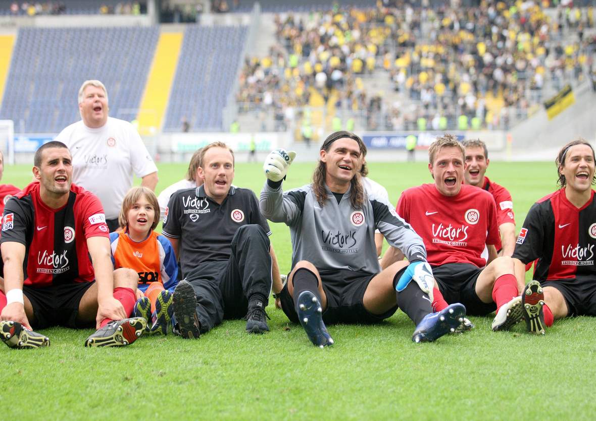 Siegert, Kokot, Masic, Kopilas, Wehen Wiesbaden Benjamin Siegert feiert mit Adnan Masic, Ales Kokot und Marko Kopilas