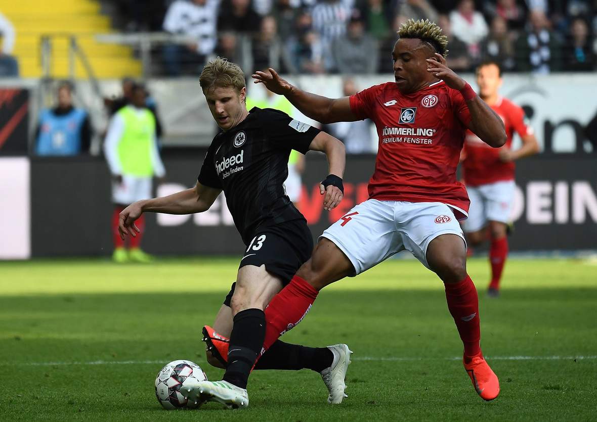 Martin Hinteregger, Eintracht Frankfurt, Pierre Kunde Malong, Mainz 05, bundesliga Martin Hinteregger von Eintracht Frankfurt gegen Pierre Kunde Malong von Mainz 05