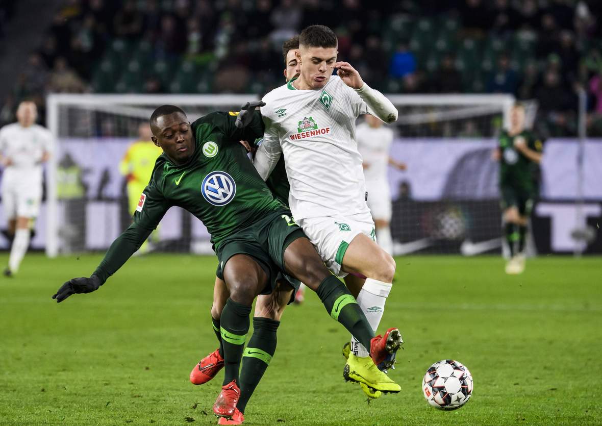 Jerome Roussillon, VfL Wolfsburg, Milot Rashica, Werder Bremen, Bundesliga Jerome Roussillon vom VfL Wolfsburg gegen Milot Rashica von Werder Bremen