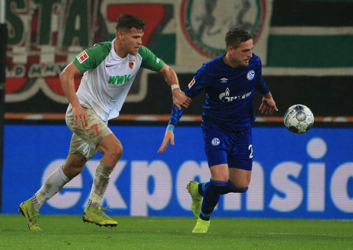 Florian Niederlechner gegen Bastian Oczipka.
