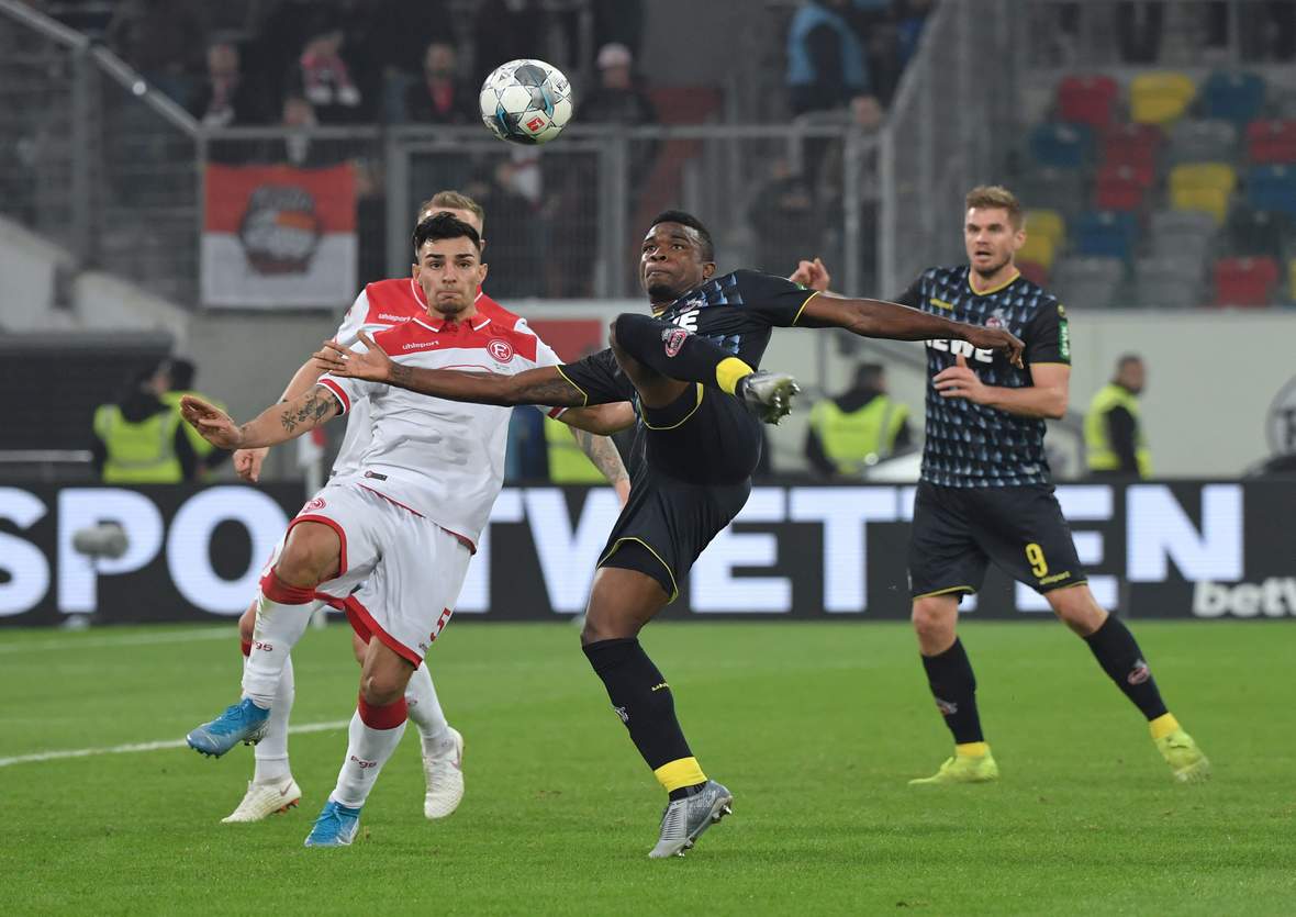 bundesliga, fortuna düsseldorf, 1. fc köln, jhon cordoba, kaan ayhan Kaan Ayhan gegen Jhon Cordoba.
